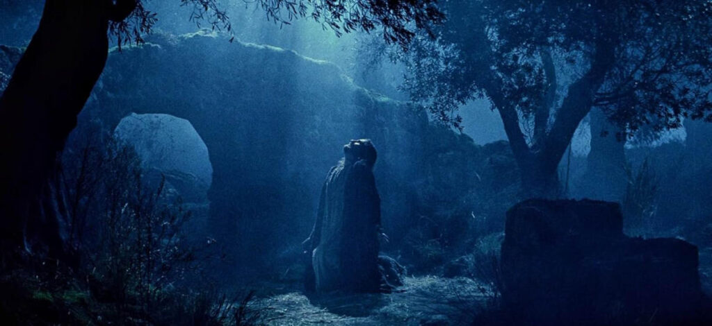 jesus-orando-en-getsemani-pelicula-la-pasion-de-cristo Jesús orando en el Huerto de Getsemaní, escena nocturna de la película La Pasión de Cristo.