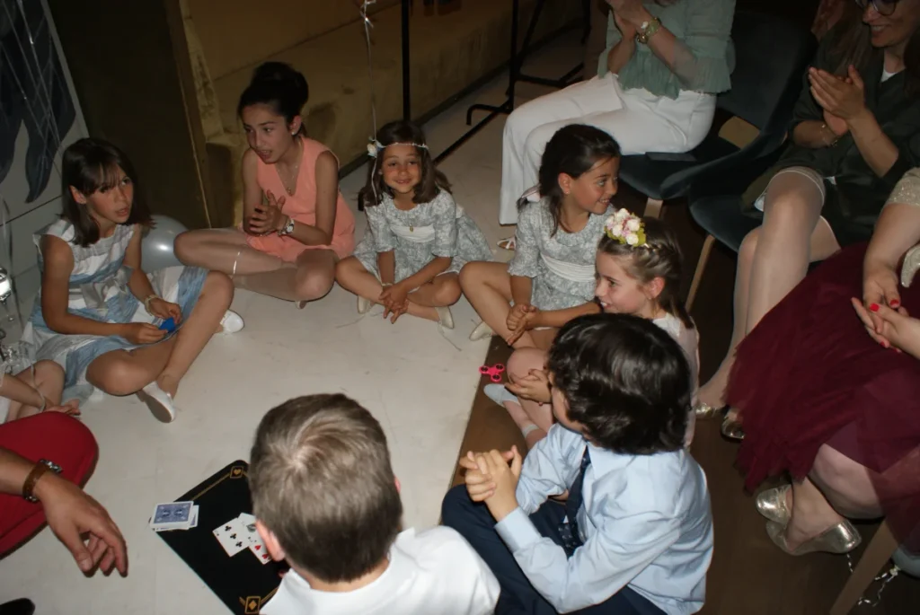 Magia de cerca con niños en una comunión Oliverio Satisfecho realizando magia de cerca con niños durante una comunión en Madrid