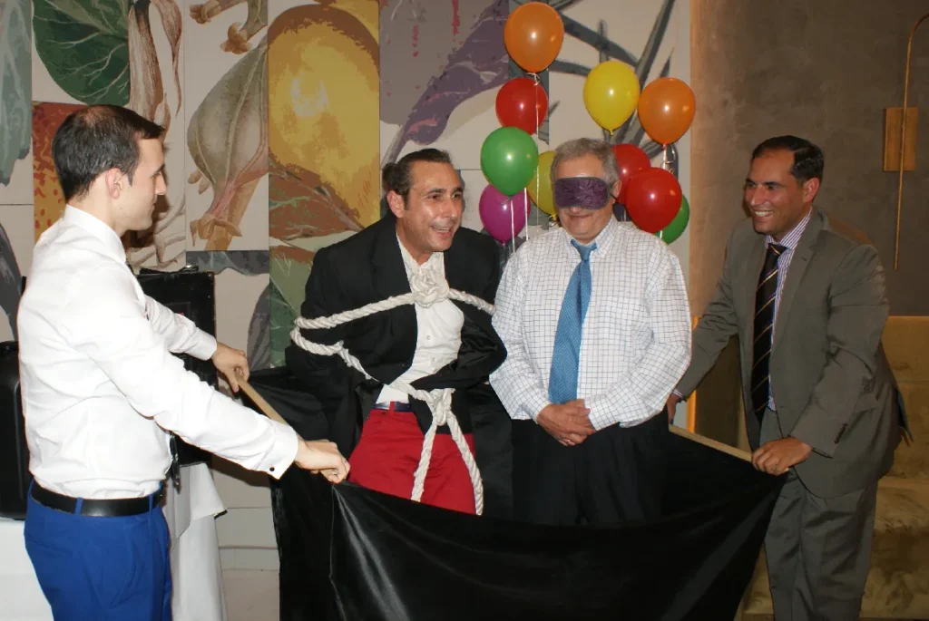 Magia familiar para niños y adultos en comuniones Adultos participando en un espectáculo de magia familiar para comuniones con Oliverio Satisfecho