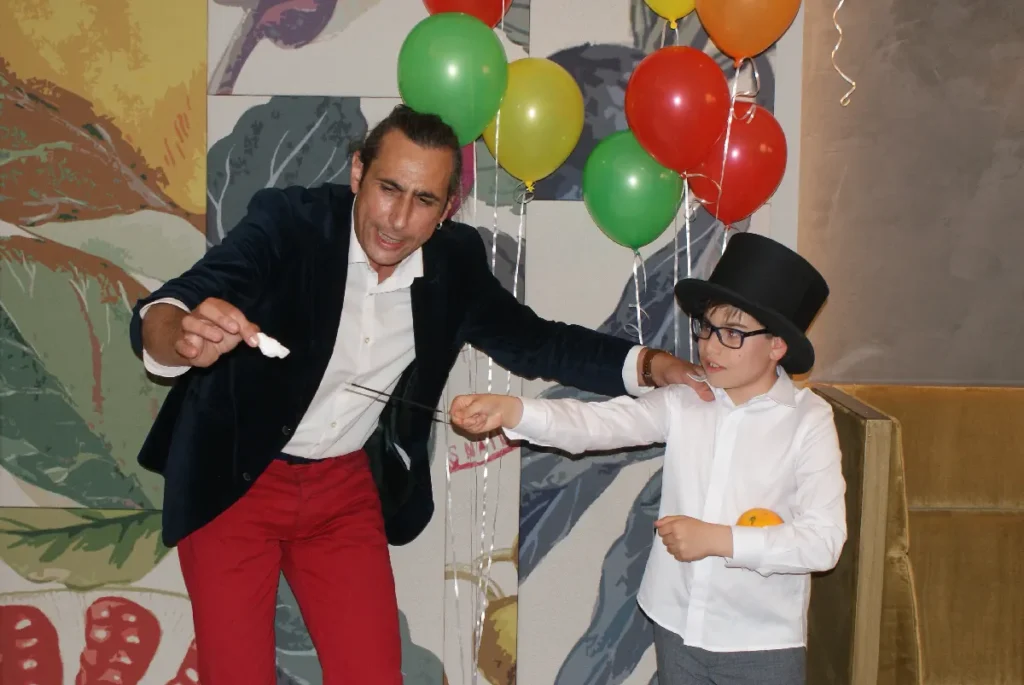 Espectáculo participativo de magia para comuniones Espectáculo participativo de magia para comuniones con el niño protagonista y Oliverio Satisfecho