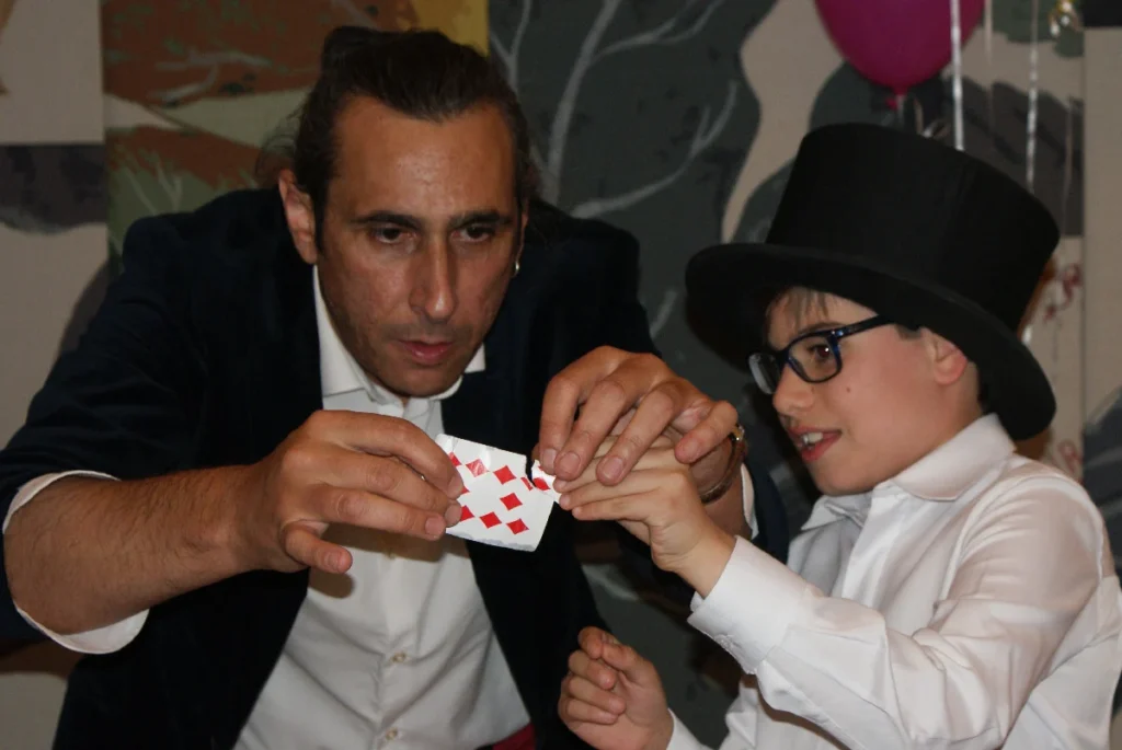 El niño protagonista participa en el espectáculo de magia Niño protagonista participando con Oliverio Satisfecho durante un espectáculo de magia para comuniones en Madrid