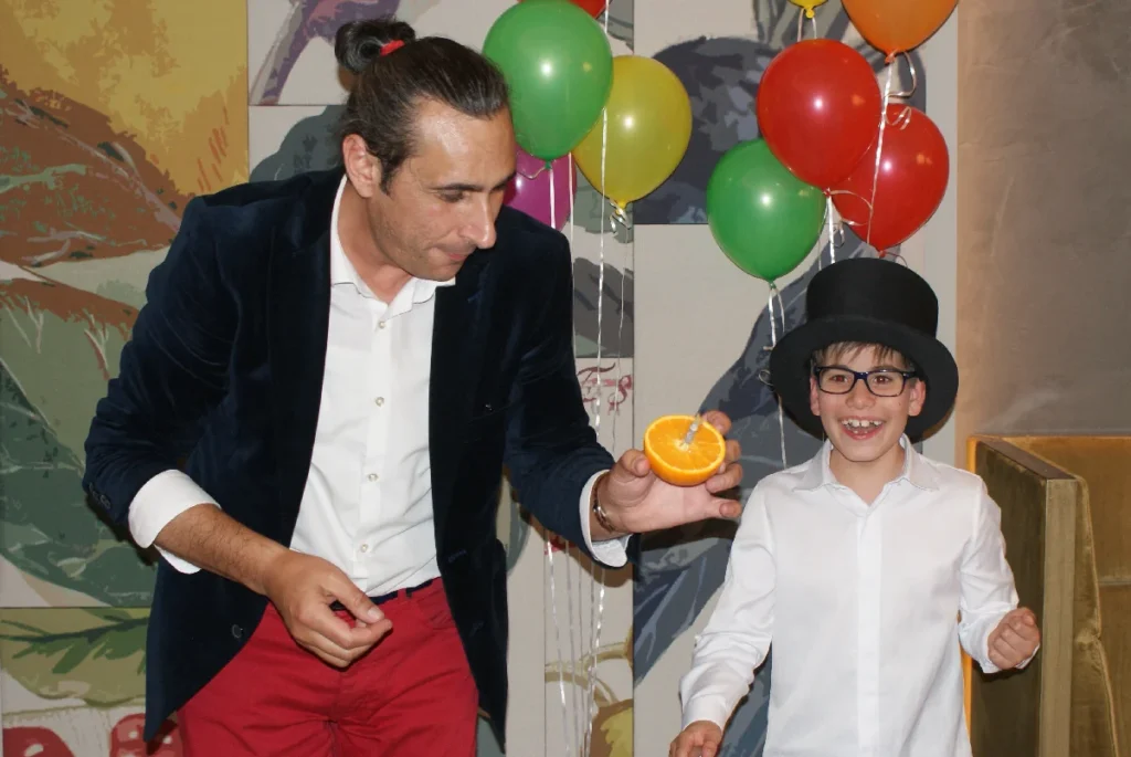 Mago para comuniones en Madrid con el protagonista Oliverio Satisfecho actuando como mago para comuniones en Madrid junto al niño protagonista de la celebración